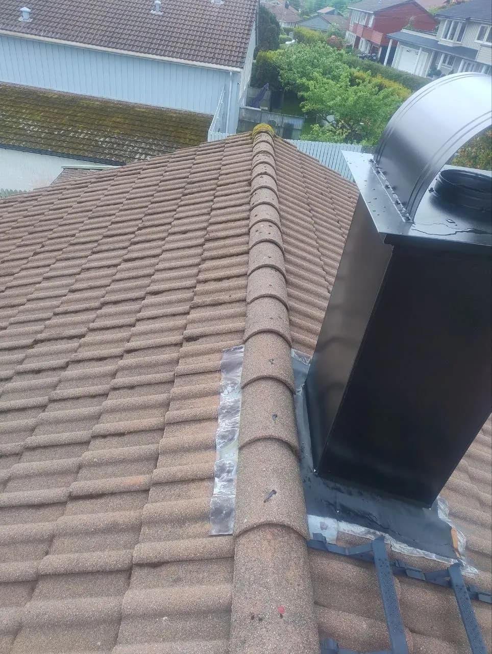 Slitt takflate rundt pipe og beslag